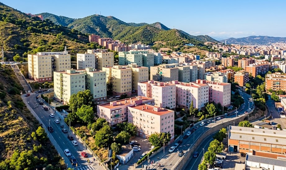 Vista del barrio de Les Oliveres y la Serralada de Marina